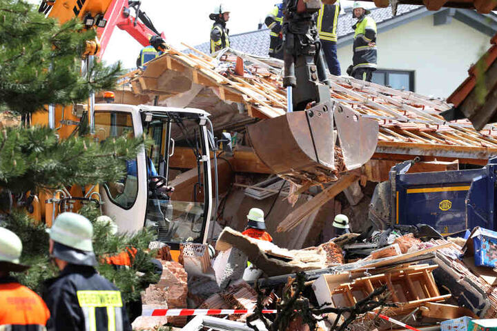 Helfer tragen Teile eines zerstörten Wohnhauses ab. In den Morgenstunden kam es dort zu einer Explosion, Menschen wurden dabei verschüttet.
