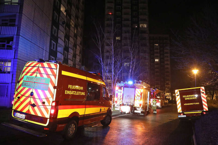 Zwei Berufsfeuerwehren und die Freiwillige Feuerwehr aus Gorbitz mussten anrücken, um den Brand unter Kontrolle zu bringen.
