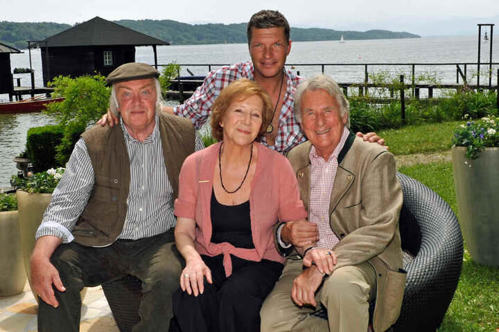 Inmitten ihrer "Forsthaus Falkenau"-Kollegen Martin Lüttge (l.), Günther Schramm (r.) und Hardy Krüger jun. (hinten) posierte Veronika Fitz im Herbst 2012.