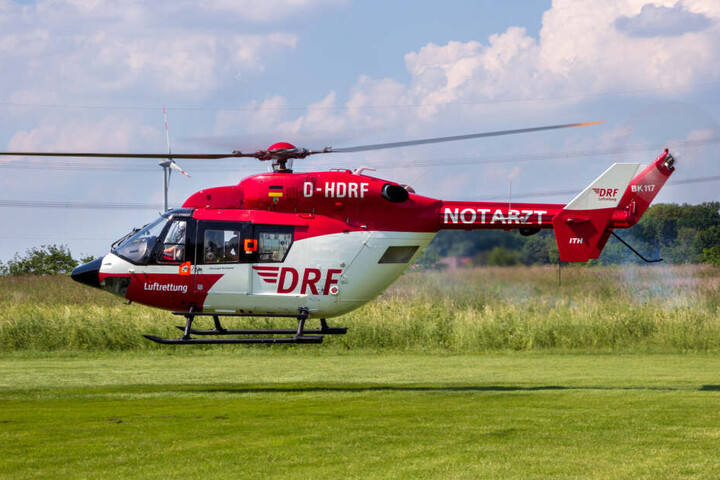 Ein Rettungshubschrauber brachte den lebensgefährlich verletzten Vierjährigen in ein Krankenhaus (Symbolbild).