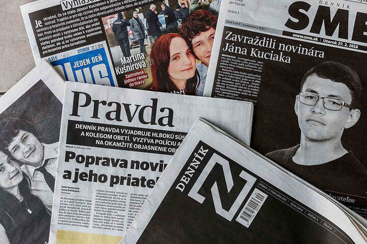 Zahlreiche Tageszeitungen berichten über die Ermordung des slowakischen Enthüllungsjournalisten Jan Kuciak und seiner Verlobten.