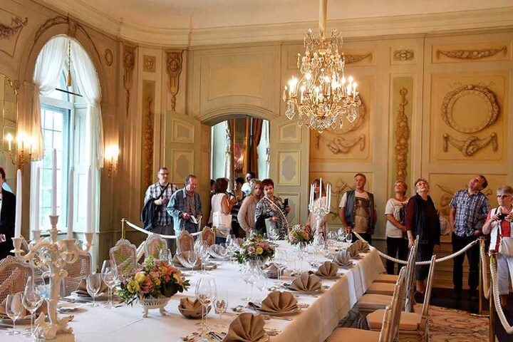 Ein festlich gedeckter Tisch im Gartensaal.