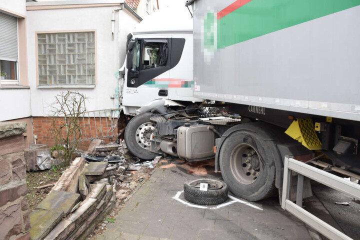 Mit voller Wucht prallte der Lkw gegen die Hauswand.