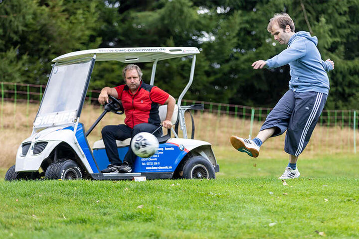 Golfclub-Präsident Rene Schmitt (53, r.) erklärt die Regeln.