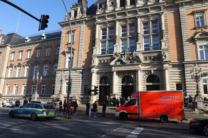 Einsatzfahrzeuge stehen vor dem Landgericht.