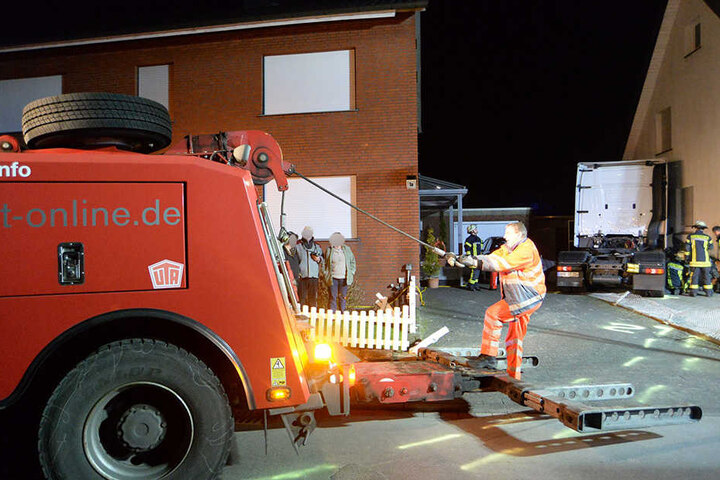 Mit einer Seilwinde musste der Lkw rausgezogen werden.