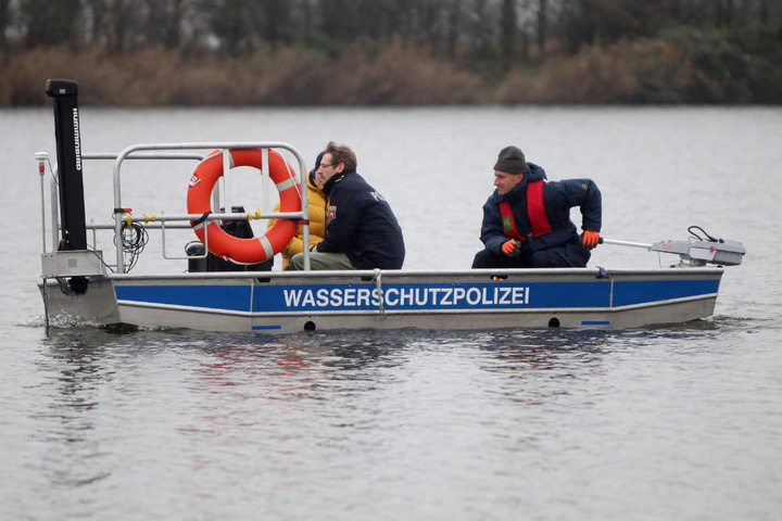 Die Polizei setzte auch ein Sonarboot bei der Suche ein. (Symbolfoto)