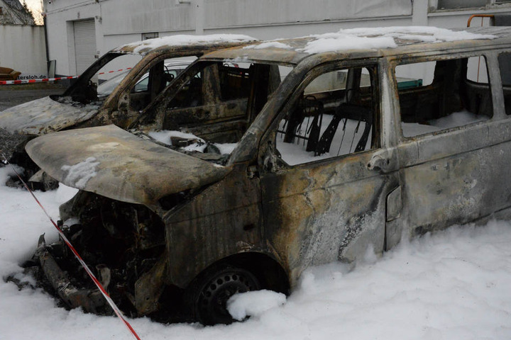 Im VW Bulli soll das Feuer entfacht sein.