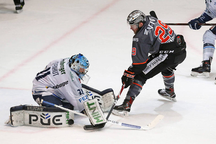 Frankfurts Brett Breitkreuz (M) scheitert hier an dem stark aufgelegten Eislöwen-Keeper Marco Eisenhut.