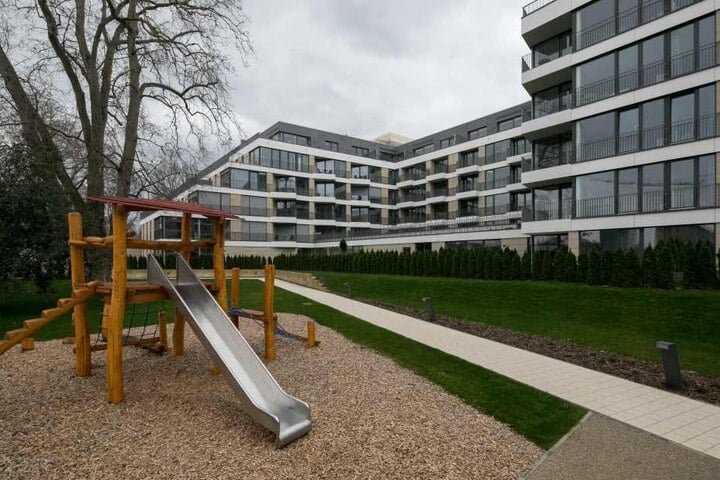 Grünflächen und ein Kinderspielplatz laden hinter der Residenz wahlweise zum
Ausruhen oder Toben ein.