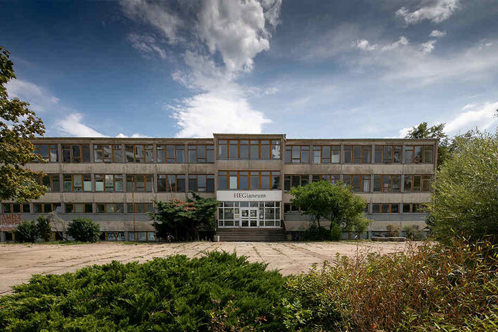 Der alte DDR-Schulbau an der Boxberger Straße war kurz sogar Asylheim, wird abgerissen.
