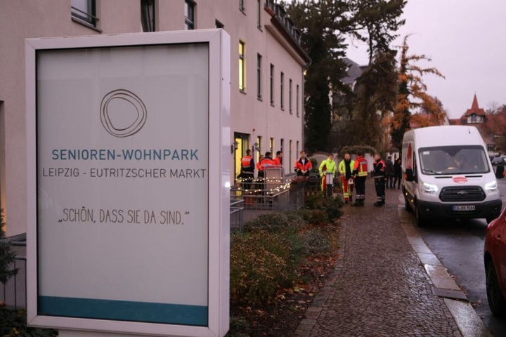 Bewohner des Seniorenheims am Eutritzscher Markt wurden von Rettungskräften evakuiert.