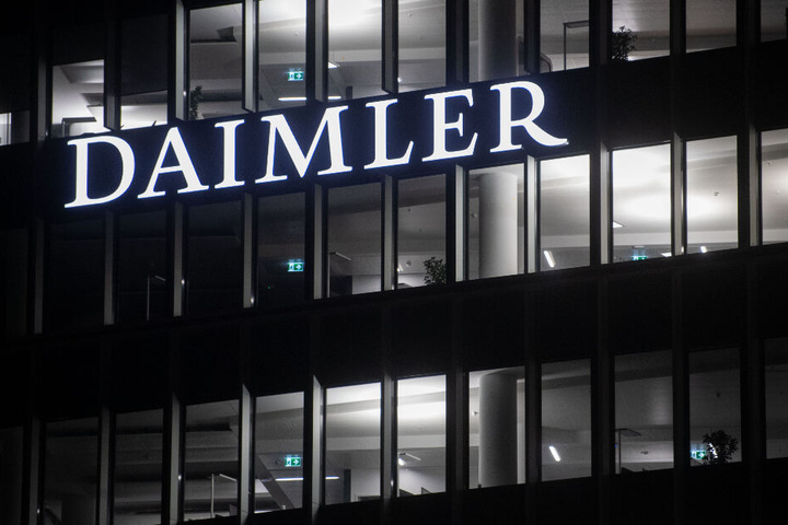 Die Fenster in der Daimler Zentrale in Untertürkheim sind beleuchtet.