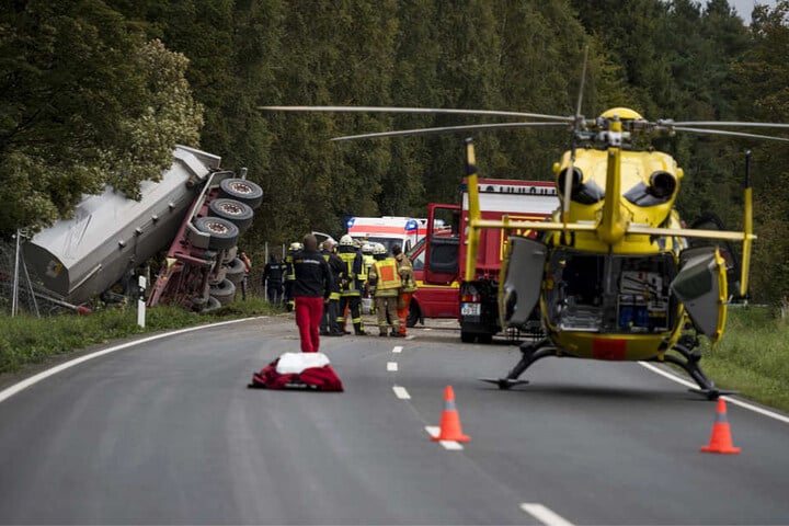 Ein Rettungshubschrauber brachte den 63-jährigen Lkw-Fahrer in ein Krankenhaus.