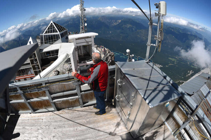 Norbert Stadler, Wetterbeobachter beim Deutschen Wetterdienst, steht am 17. Juli 2017 bei Garmisch-Partenkirchen auf der Zugspitze am Dach der Wetterwarte.