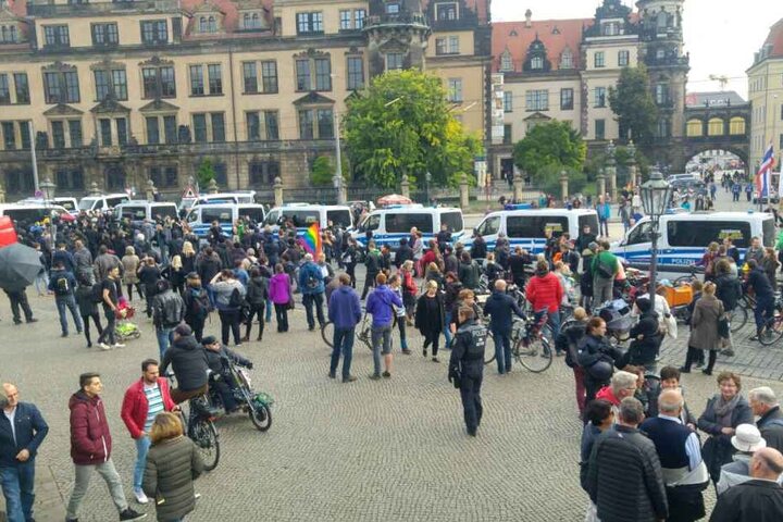 Großaufgebot der Polizei am Theaterplatz.