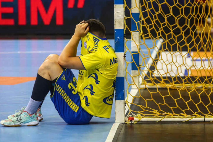 Nach Spielende trauerten die Spieler des VfL Gumersbach.
