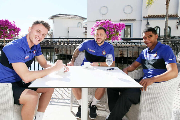 Kaffee bzw. Wasser am freien Nachmittag: Michael Maria (v.r.), Calogero Rizzuto und Mirnes Pepic relaxen in der Hotelanlage.