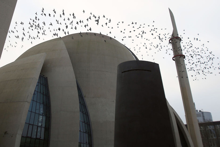 Ein Taubenschwarm an der Moschee in Köln-Ehrenfeld.