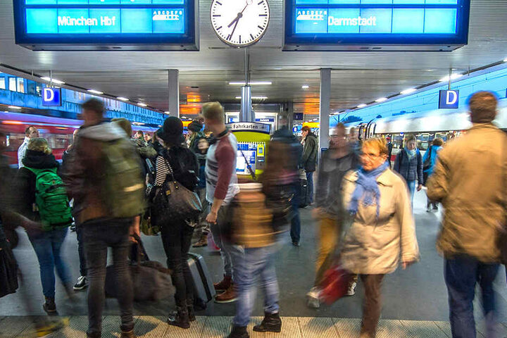 Pendler beim Umsteigen an einem niedersächsischen Bahnhof.