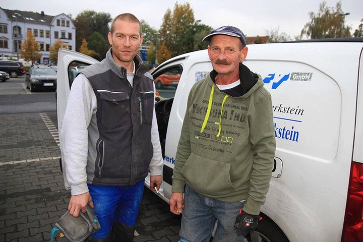Die Monteure Marko S. (42, l.) und Andreas K. (55) schnappten einen Dieb (33), der offenbar einiges auf dem Kerbholz hat.