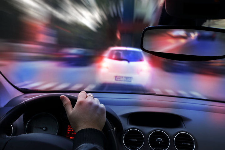 Die Flucht vor Polizei endete an einer Leitplanke in Oberkrämer. (Symboldbild)