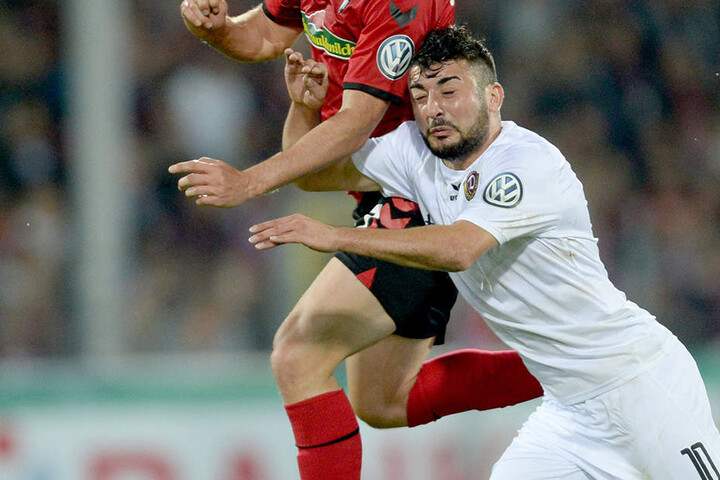 Auch im Pokalspiel gegen den SC Freiburg lief Aias Aosman (rechts) für Dynamo auf und rieb sich in den Zweikämpfen auf.