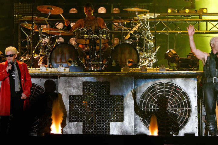 Sänger Heino steht für ein Lied gemeinsam mit den Musikern der Gruppe Rammstein auf der Bühne. (Archivbild)