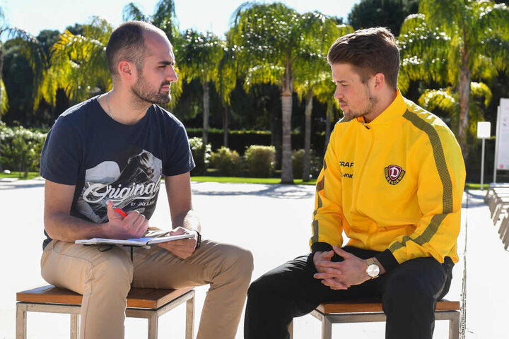 TAG24-Redakteur Tom Jacob beim Interview mit Patrick Möschl im Trainingslager in Belek.