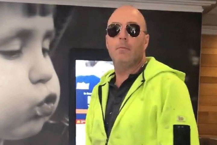 David Love schaute nach seiner Aktion lässig in die Kamera.