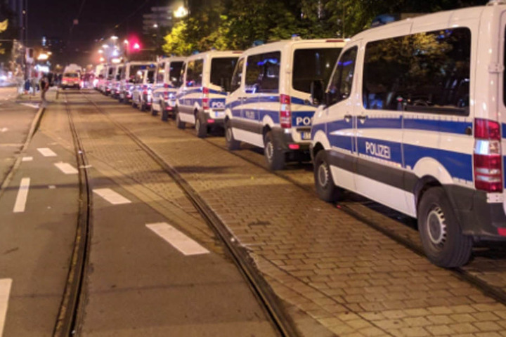 Die Polizei ist an der Brückenstraßen im Einsatz.
