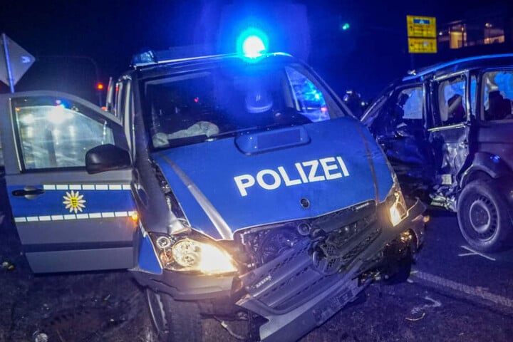 Die beiden Autos wurden bei dem Unfall stark beschädigt.