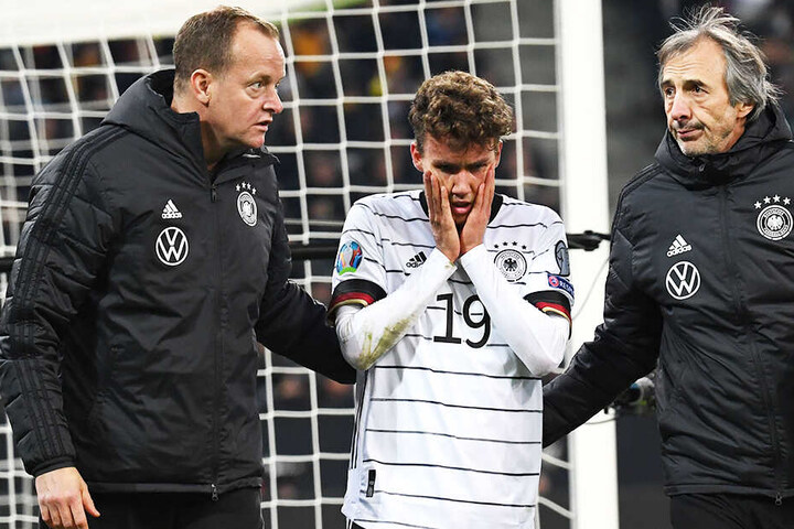 Luca Waldschmidt wusste hier wohl schon, dass er sich schwer verletzt hat.
