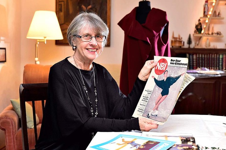 Schneidermeisterin Barbara Langer (73) zeigt stolz die Ausgabe der "Neuen Berliner Illustrierten" (NBI) aus dem Jahr 1987.