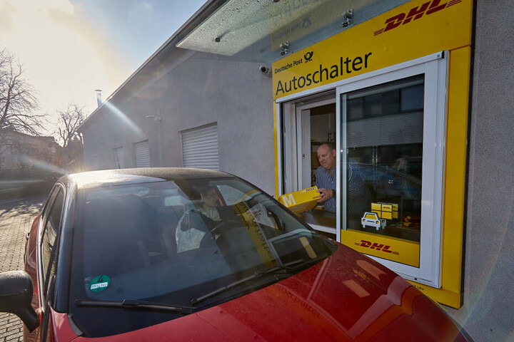 Kunden müssen ihren Wagen nicht verlassen, um das Paket abzugeben.