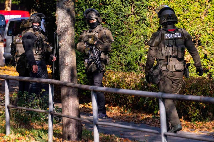 Einsatzkräfte des SEKs vor einer Wohnung in Hamburg (Symbolbild).