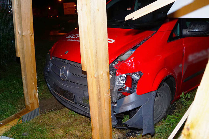 Der Mercedes wurde frontal stark beschädigt.