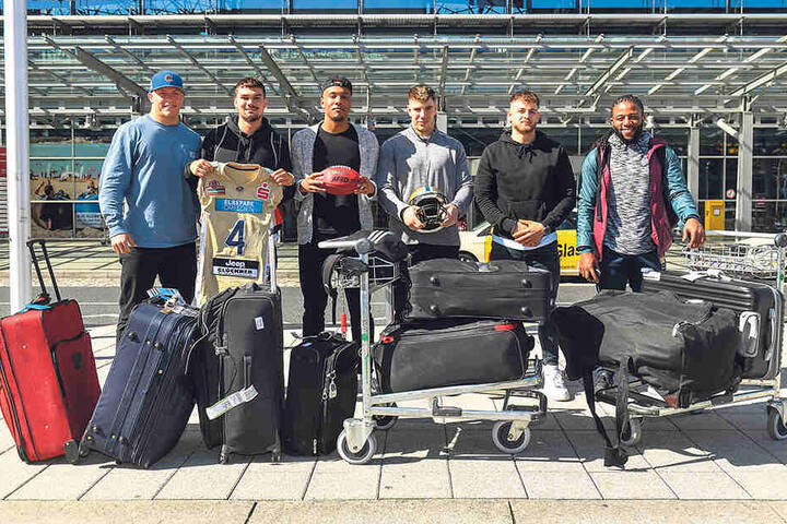 Willkommen (zurück) in Dresden! A.J. Wentland, Quarterback Zack Greenlee, Martin Emos, Alex Haldane, Tim Hagmann und Glen Toonga nach ihrer Ankunft auf dem Flughafen in Klotzsche.