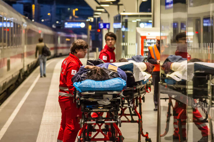 Verletzte Personen werden nach dem Unglück versorgt.