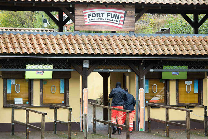 Der Rettungsdienst im Park hat den schwer verletzten Jungen sofort versorgt.