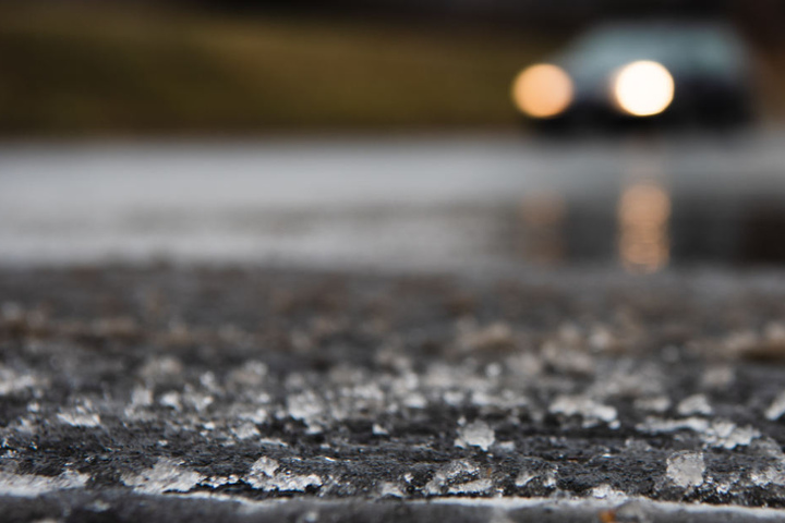 Der Deutsche Wetterdienst warnt vor plötzlich auftretendem Glatteis. (Symbolbild)