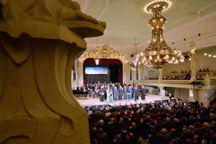 Ein Blick in den großen Saal: Das Haus wurde im Jugendstil erbaut, der große Kronleuchter ist eines der Highlights des historischen Gebäudes.