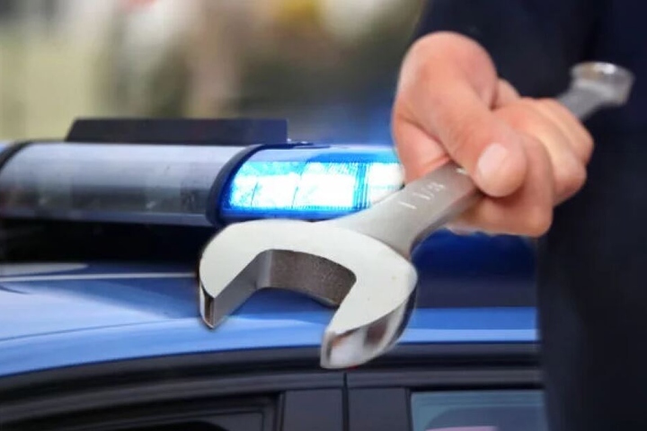 Der Mann versuchte den 19-Jährigen mit einem Schraubenschlüssel zu töten. (Symbolbild)