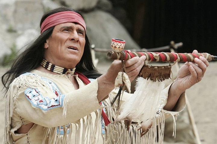 Auch der ewige Indianer Gojko Mitic spielt in dem Film mit.