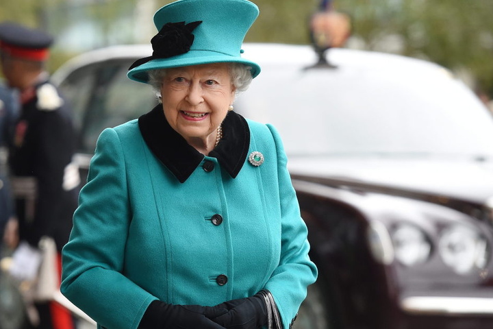 Vorfahren von Queen Elizabeth stammen aus dem ehemaligen Herzogtum Sachse-Coburg-Gotha, deswegen kommen der Baum und der Schmuck in diesem Jahr aus der Region.