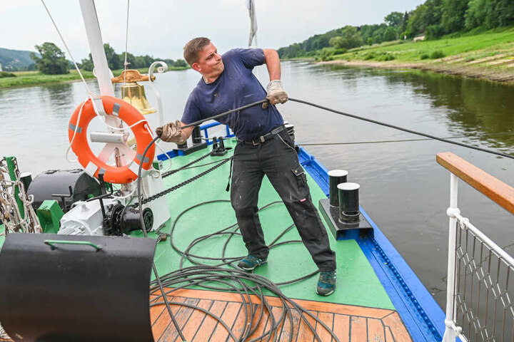 Leinen los! Bootsmann Christoph Linda (35) holt vor der Erprobungsfahrt die Festmach-Trosse ein.