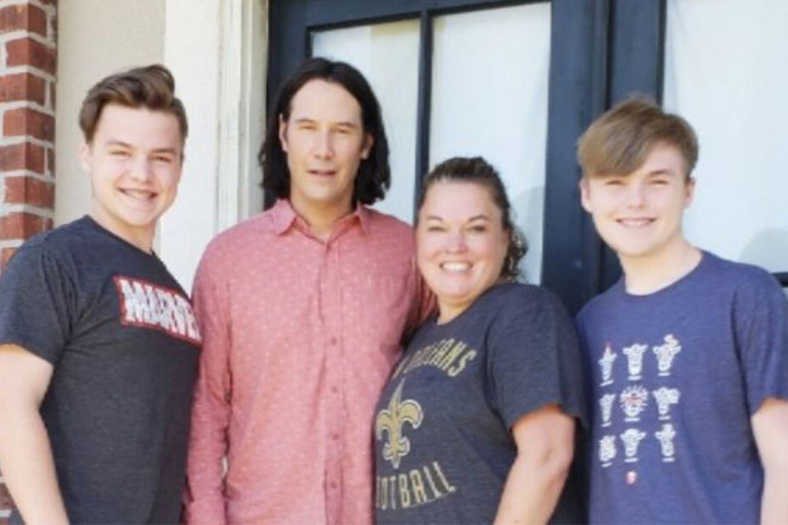 Stacey und ihre Söhne strahlen mit Keanu Reeves (54) um die Wette.