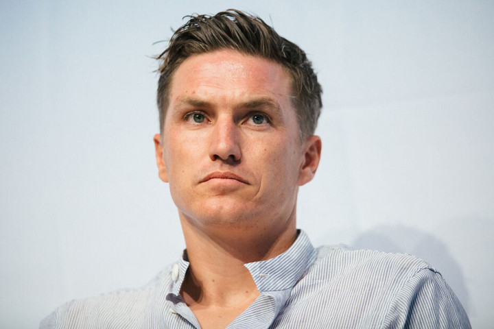 Fussballtrainer Tobias Schweinsteiger sitzt auf dem Podium des Internationalen Trainer-Kongresses vom Bund Deutscher Fussball-Lehrer in Dresden.