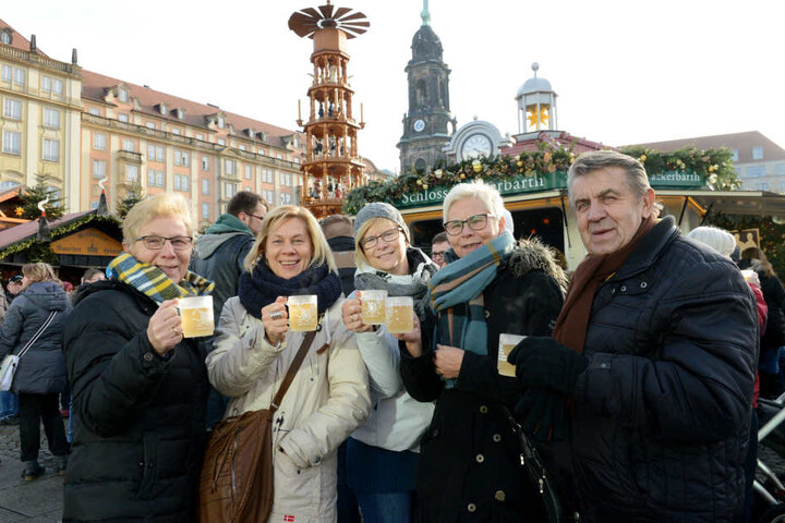 Diese Reisegruppe lässt sich „Wackerbarth’s Weiß & Heiß“ schmecken -
kreiert nach dem vermutlich ältesten Glühweinrezept Deutschlands.