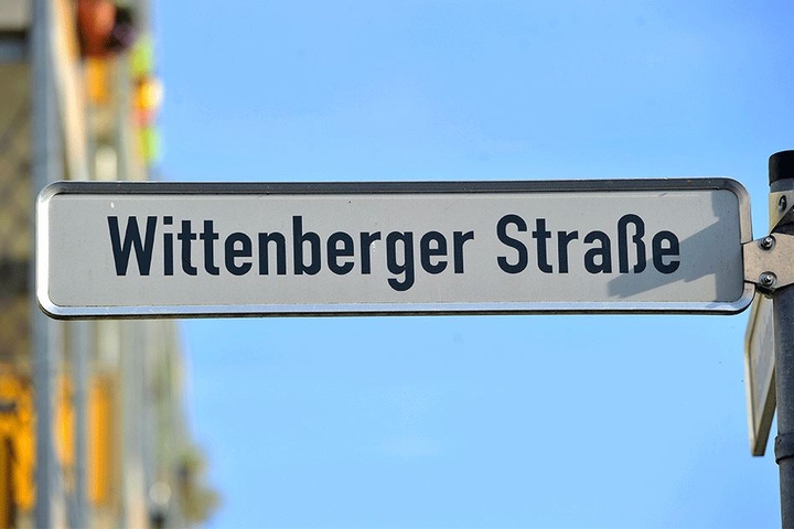 In der Nacht rückten zahlreiche Polizei- und Rettungsfahrzeuge in der Wittenberger Straße an.